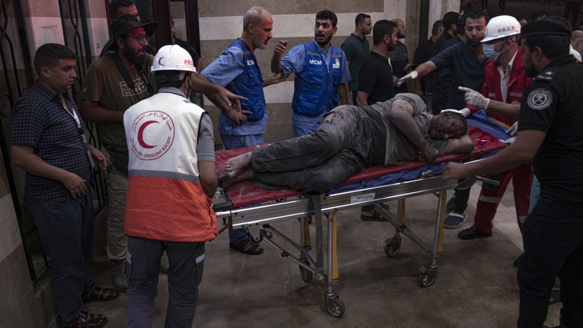 Un herido llega a un hospital de Gaza