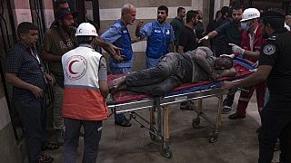 Un herido llega a un hospital de Gaza