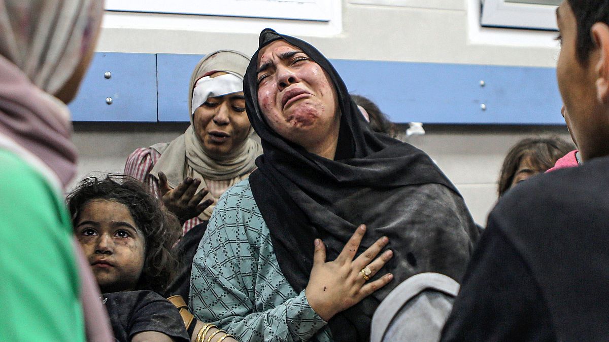 Palestinianos feridos após bombardeamento de hospital na Faixa de Gaza