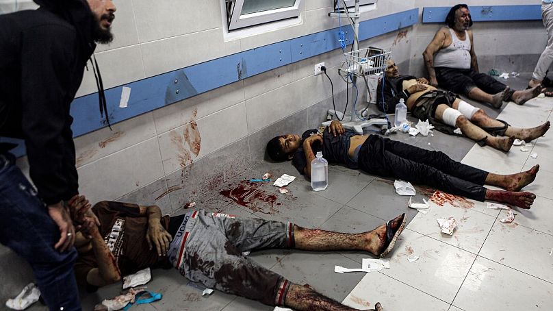 زخمی ها در بیمارستان شفا در نوار غزه در روز سه‌شنبه هفدهم اکتبر ۲۰۲۳