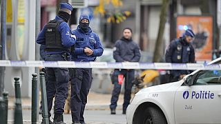 Rendőrök biztosítják a helyszínt a tunéziai terrorista lelövése után Brüsszelben. 