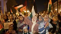 مئات المغاربة يشاركون في وقفة احتجاجية تضامنا مع الفلسطينيين