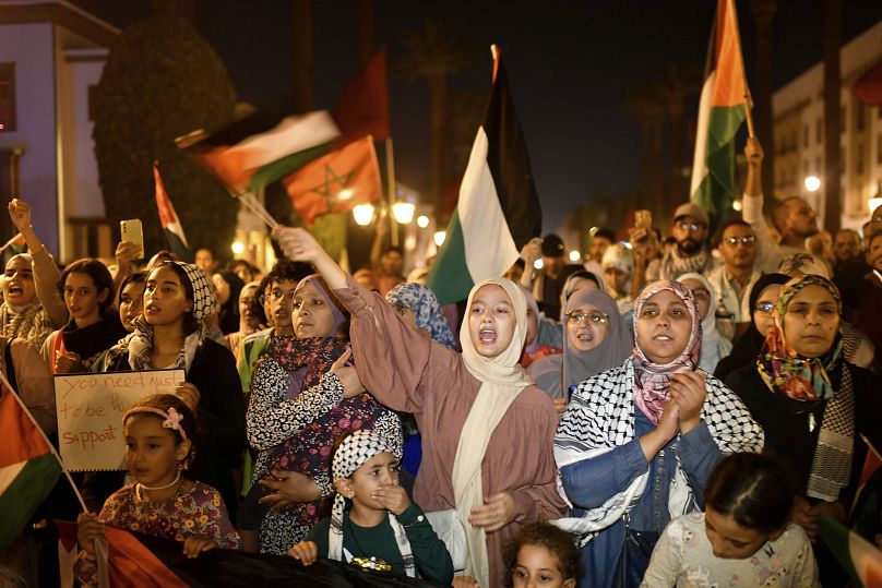 In der marokkanischen Hauptstadt Rabat sind nach dem Raketeneinschlag in ein Krankenhaus in Gaza hunderte Demonstranten auf die Straßen gegangen