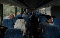 A libanoni határ közelében lévő otthonukat elhagyó izraeli emberek egy buszon
