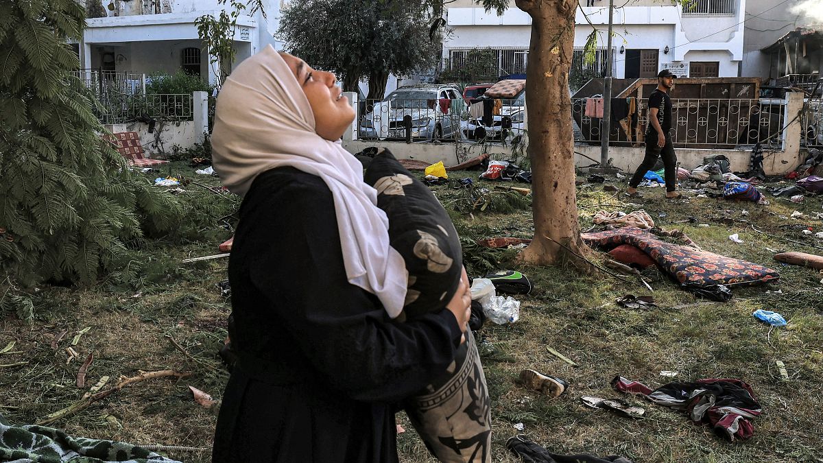 شابة فلسطينية تبكي في محيط مستشفى الأهلي المعمداني 