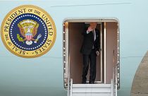 الرئيس جو بايدن يستقل طائرة الرئاسة في رحلة إلى إسرائيل