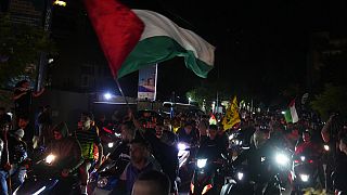 İsrail'in Gazze'de bir hastaneyi hedef almasının ardından Lübnan'ın başkenti Beyrut'ta yüzlerce kişi, Fransız ve ABD Büyükelçiliklerinin önüne akın etti