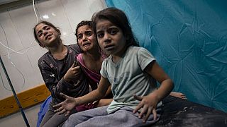  Палестински деца, ранени при израелската бомбардировка на линията Газа за лекуване в болница в Хан Юнис, вторник, 17 октомври 2023 година 