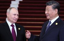 Wladimir Putin und Xi Jinping sprechen miteinander am Rade des 3. Seidenstraßen-Gipfels in Peking 