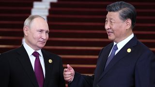 Wladimir Putin und Xi Jinping sprechen miteinander am Rade des 3. Seidenstraßen-Gipfels in Peking 