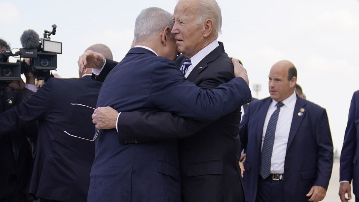 Biden İsrail başbakanıyla sarılarak selamlaştı