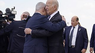 Biden İsrail başbakanıyla sarılarak selamlaştı