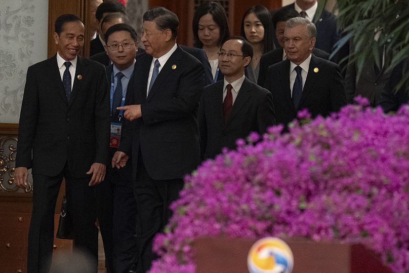 الرئيس الصيني شي جين يتحدث مع نطيره الاندونيسي حفل افتتاح منتدى الحزام والطريق