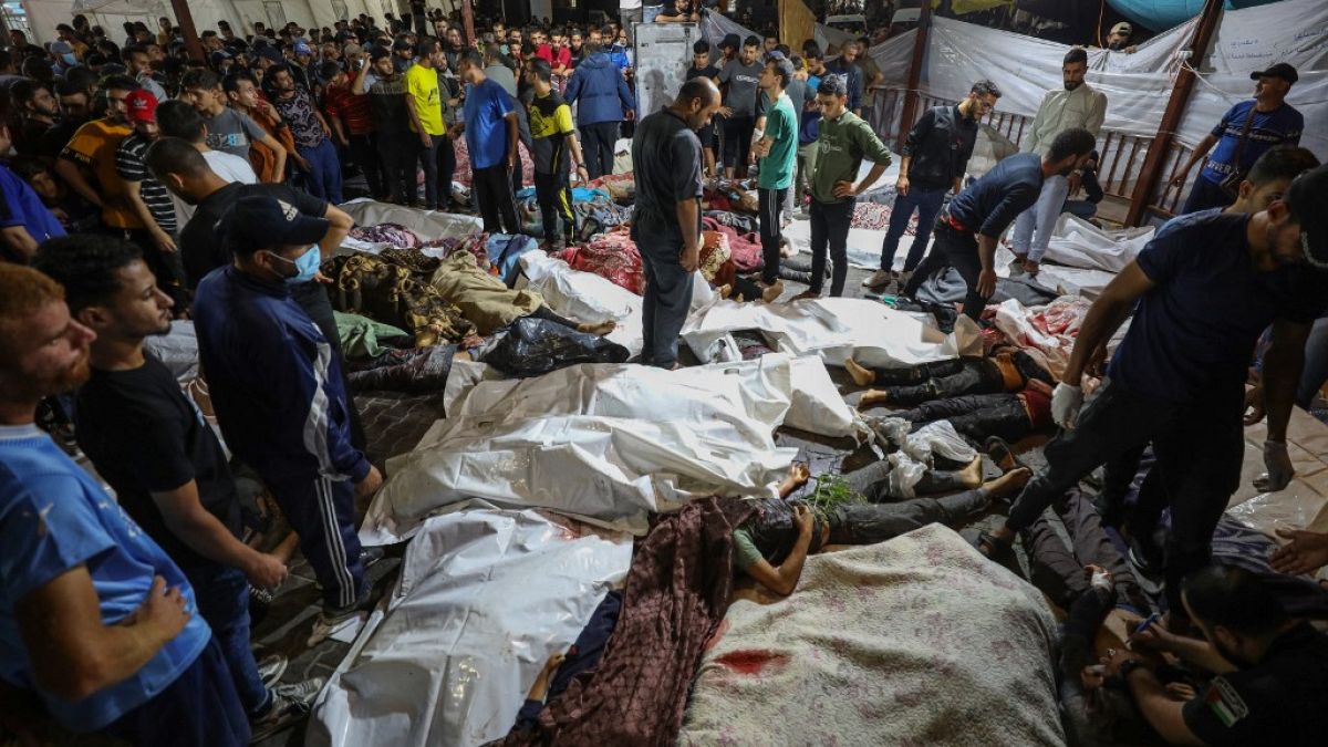 Palestinesi radunano i corpi delle vittime dell'attacco all'ospedale Al-Ahli