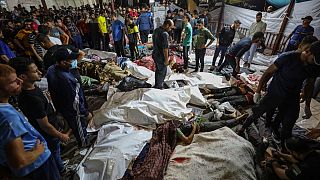 Palestinesi radunano i corpi delle vittime dell'attacco all'ospedale Al-Ahli