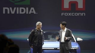  Съосновател, президент и основен изпълнителен шеф на Nvidia Corporation Дженсън Хуанг, вляво, и ръководителят на Foxconn Йънг Лиу, вдясно. 