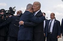 Benjamin Netanjahu és Joe Biden a tel-avivi reptéren