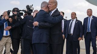 Benjamin Netanyahu abraça Joe Biden na chegada do presidente dos EUA a Telavive, Israel