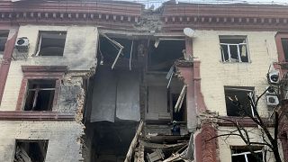 Imagen de varias plantas de un edificio, destruidas por los ataques rusos nocturnos con misiles en Zaporiyia, Ucrania.