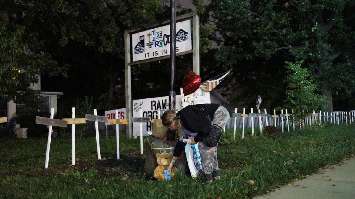 Plüssállatokat helyeznek el az előtt a ház előtt Illinois-ban, ahol a kisfiút megkéselték
