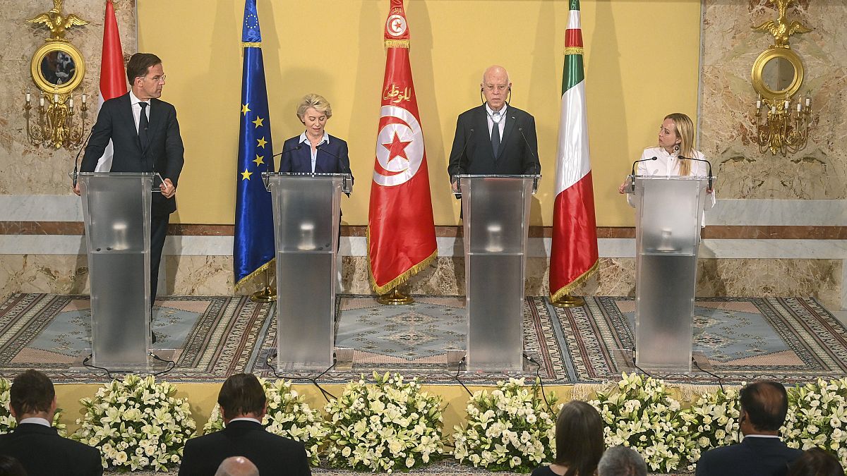 الرئيس التونسي ورئيسة المفوضية الأوروبية ورئيسة الوزراء الإيطالية في القصر الرئاسي في قرطاج، تونس.