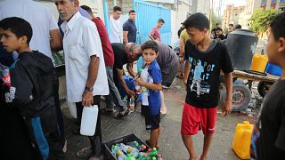Palestinianos no campo de Nuseirat, em Gaza, a aguardar para se abastecerem de água