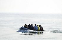 Manş Denizi'nde şişme botla karaya yaklaşan göçmenler / Arşiv