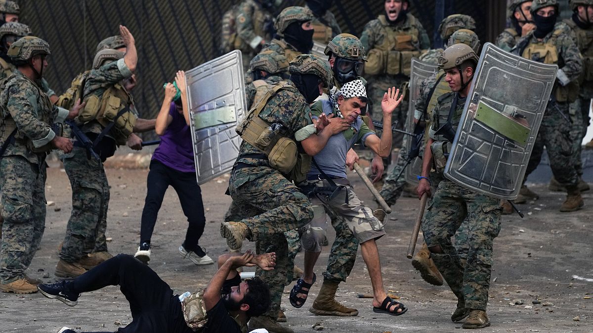 Auseinandersetzung zwischen Soldaten und Demonstranten in Beirut