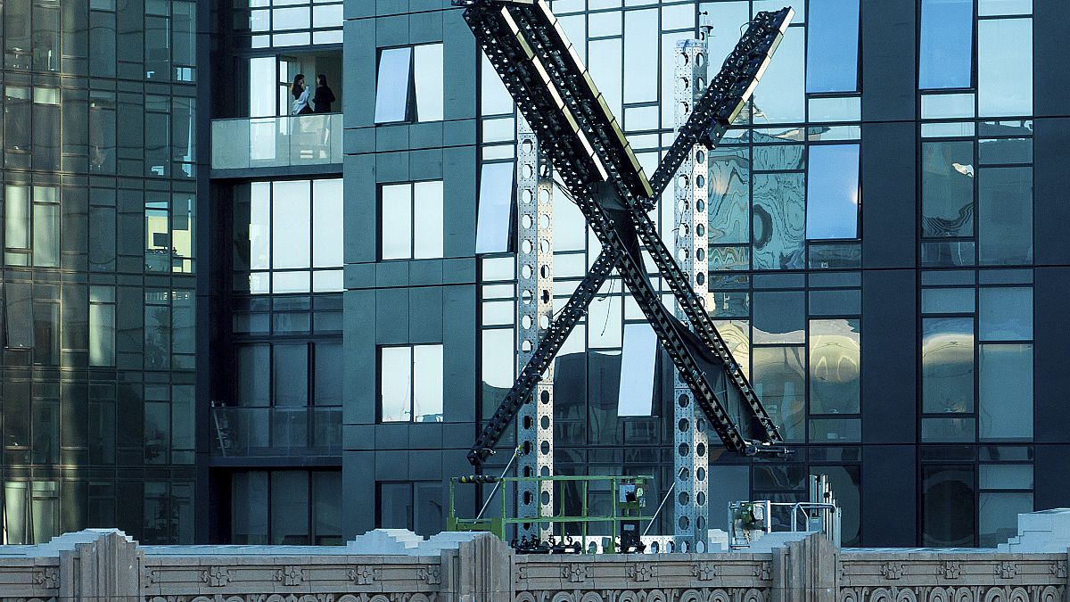 Una "X" parcialmente terminada descansa sobre la sede de la compañía, anteriormente conocida como Twitter, en el centro de San Francisco, el viernes 28 de julio de 2023.