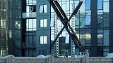Ein teilweise fertiggestelltes "X"-Zeichen ruht auf dem Hauptsitz des Unternehmens, das früher als Twitter bekannt war, in der Innenstadt von San Francisco, am Freitag, 28\. Juli 2023