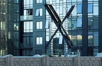 Ein teilweise fertiggestelltes "X"-Zeichen ruht auf dem Hauptsitz des Unternehmens, das früher als Twitter bekannt war, in der Innenstadt von San Francisco, am Freitag, 28\. Juli 2023