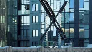 Um sinal "X" parcialmente concluído repousa no topo da sede da empresa, anteriormente conhecida como Twitter, no centro de São Francisco, na sexta-feira, 28 de julho de 2023