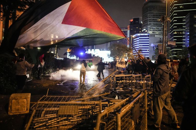 İstanbul'daki İsrail Başkonsolosluğu önündeki protestolarda barikatlar devrildi, dev Filistin bayrağı açıldı