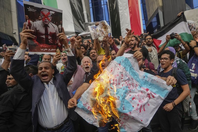 Filistinlilerle dayanışma sergileyen protestocular başkent Kahire'de İsrail bayrağı yaktı