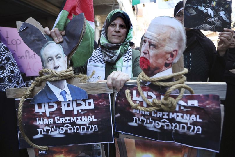 Lübnan'daki protestolarda İsrail Başbakanı Netanyahu ve ABD Başkanı Biden'ı "savaş suçlusu" olarak gösteren bir pankart