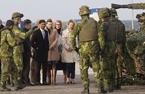 O primeiro-ministro britânico, Rishi Sunak, inspecciona o equipamento militar que será entregue à Ucrânia