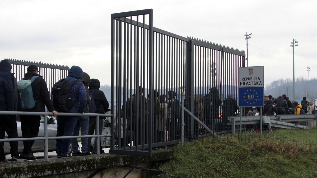 Persone in fila al valico di frontiera di Maljevac, tra Bosnia e Croazia, martedì 27 dicembre 2022.