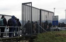 As pessoas esperam em fila no posto fronteiriço de Maljevac, entre a Bósnia e a Croácia, na terça-feira, 27 de dezembro de 2022.
