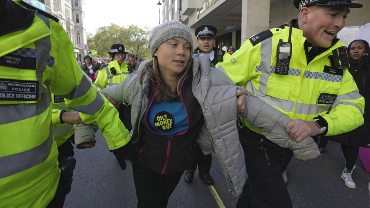 La militante écologiste Greta Thunberg est emmenée par des policiers lors de la manifestation Oily Money Out devant l'hôtel Intercontinental, à Londres, 17 octobre 2023