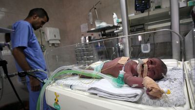 Gerade erst geboren in einen Krieg hinein in Gaza