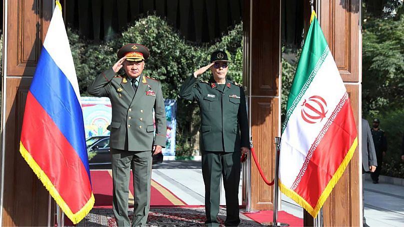 محمد باقری، رئیس ستاد کل نیروهای مسلح جمهوری اسلامی ایران (راست) در دیدار با وزیر دفاع روسیه در تاریخ ۱۹ سپتامبر ۲۰۲۳