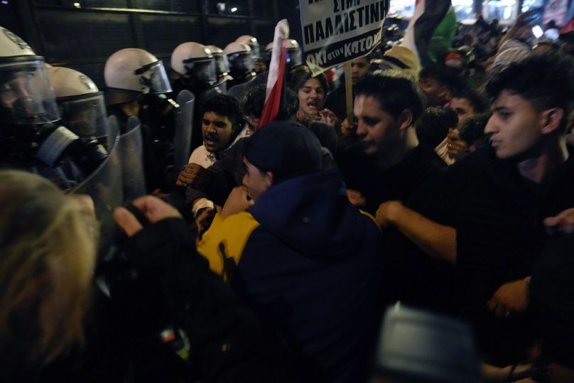 Ένταση μεταξύ διαδηλωτών και αστυνομικών