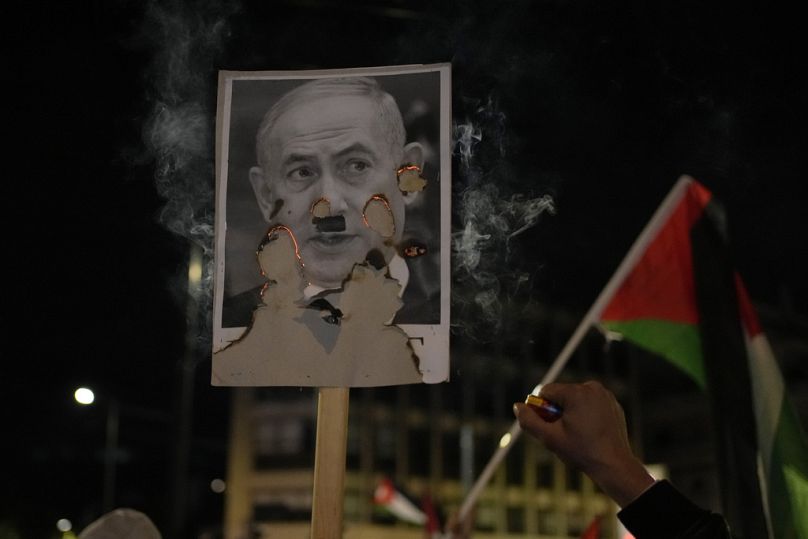 Φωτιά σε πλακάτ με φωτογραφία του Ισραηλινού πρωθυπουργού