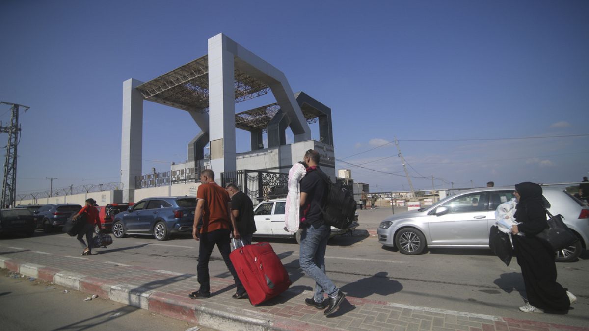 Des Palestiniens attendent de passer du côté égyptien à la frontière de Rafah, dans la bande de Gaza, le lundi 16 octobre 2023. 