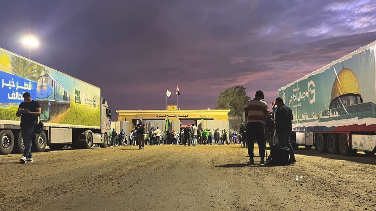 Φορτηγά με ανθρωπιστική βοήθεια περιμένουν έξω από τη Γάζα