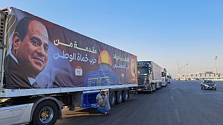 Coluna de camiões com ajuda humanitária espera no Egito para poder entrar em Gaza