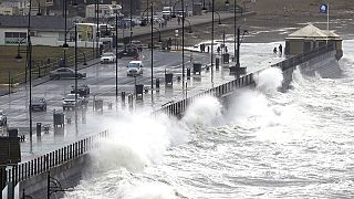 Las olas rompen en el paseo marítimo de Tramore, en el Condado de Waterford, en la costa sureste de Irlanda.