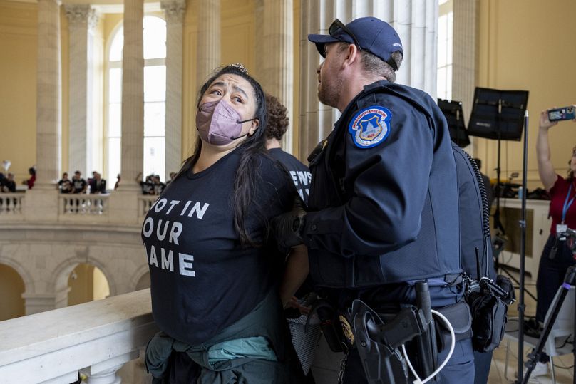 Σύλληψη διαδηλώτριας στο Καπιτώλιο