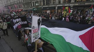 متظاهرون يشاركون في مظاهرة مؤيدة للفلسطينيين في لندن
