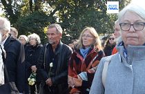 Images euronews de la foule réunie pour la minute de silence sur le quai de la gare de Berlin-Grünewald en mémoire aux premiers déportés juifs. 18 octobre 2023